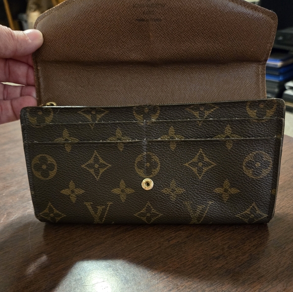 Authentic Louis Vuitton luxurious long monogram wallet in great condition - Picture 5 of 16